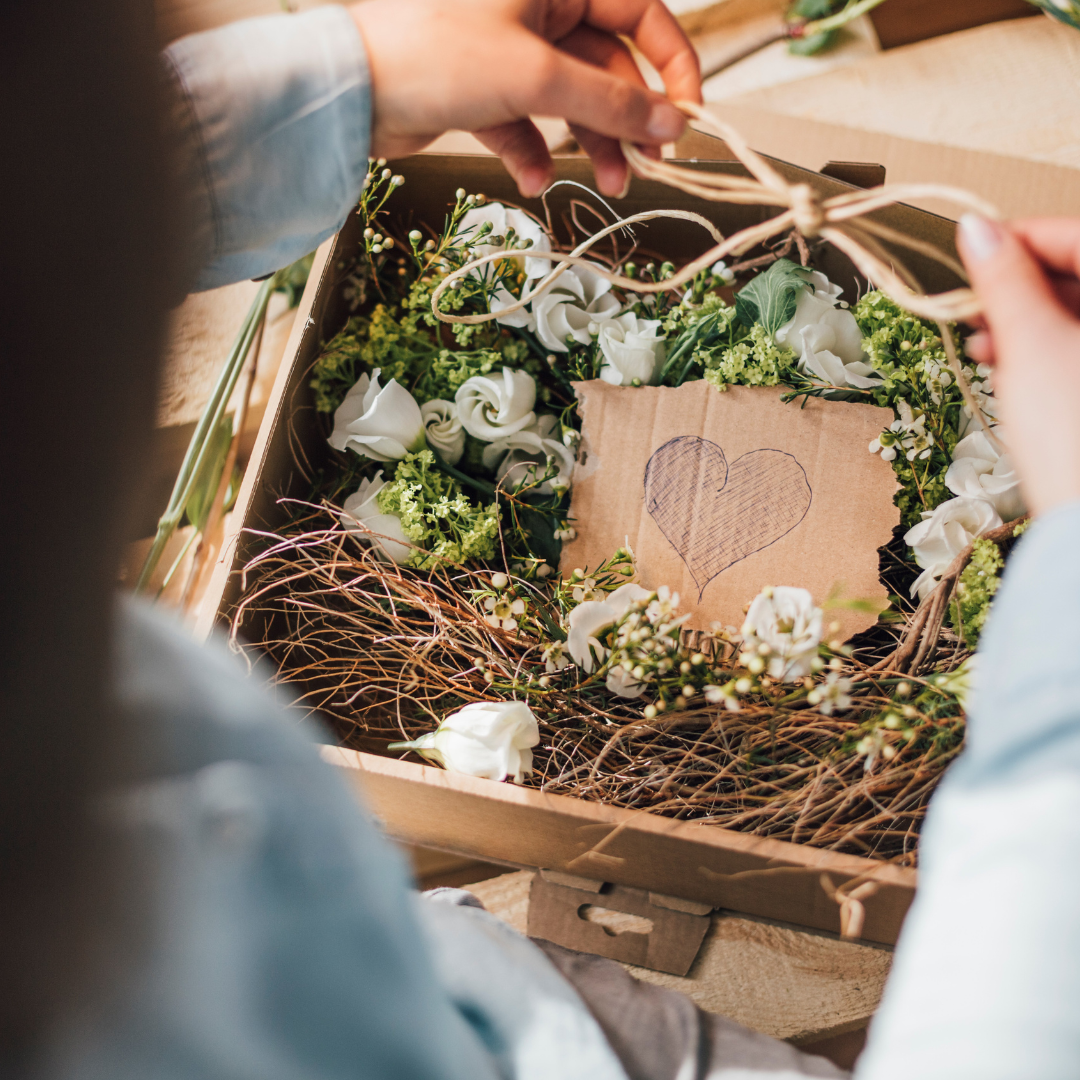 How Do You Arrange Gifts in a Gift Box?